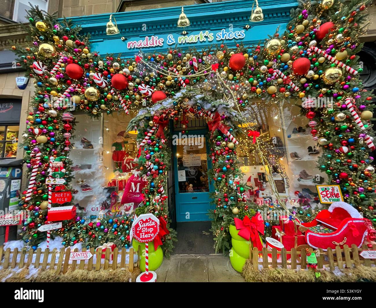 Maddie e Mark’s Shoe Shop a Edimburgo, decorati per Natale. Foto Stock