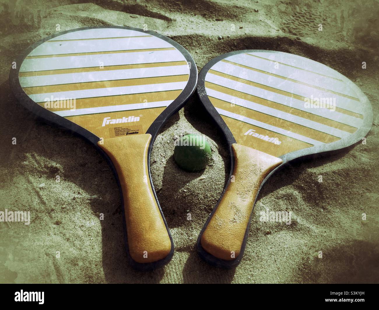 Kadima paddle board sulla sabbia in grunge. - Immagine stock catturata con smartphone