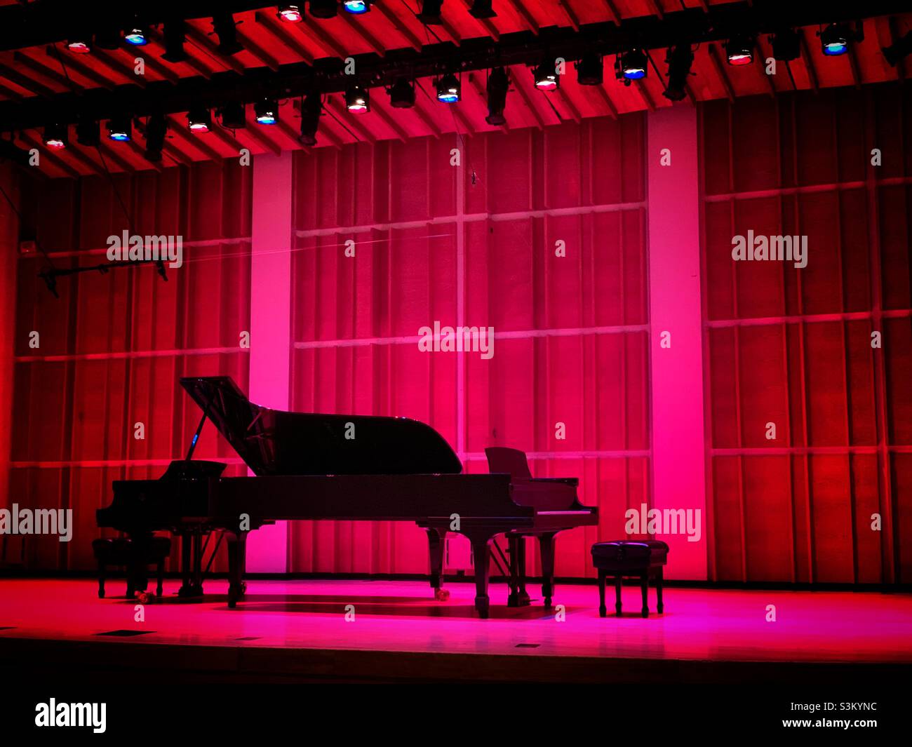 Pianoforte al Merkin Hall al Kaufman Music Center di Manhattan, New York City. - Immagine stock catturata con smartphone