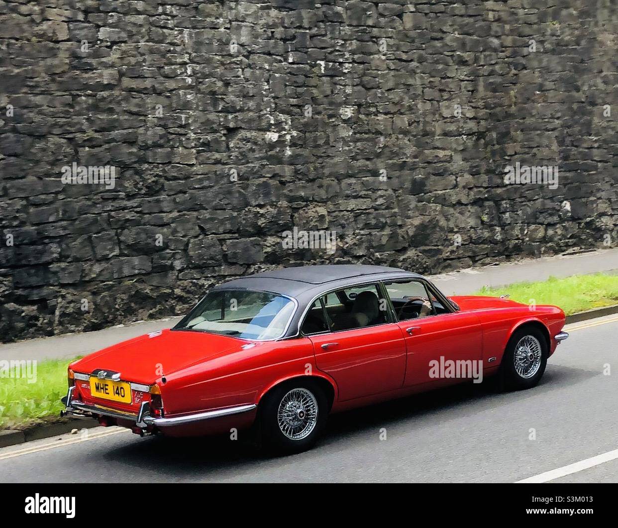 Jaguar XJ 1970s - Matlock Bath Derbyshire Regno Unito - Immagine stock catturata con smartphone