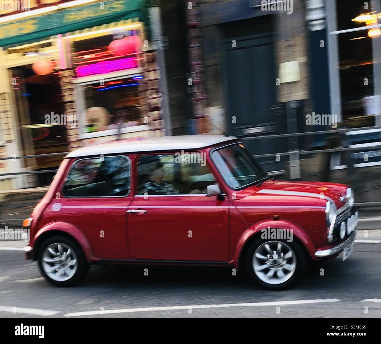 Mini Cooper Sport - Matlock Bath Derbyshire Regno Unito - Immagine stock catturata con smartphone