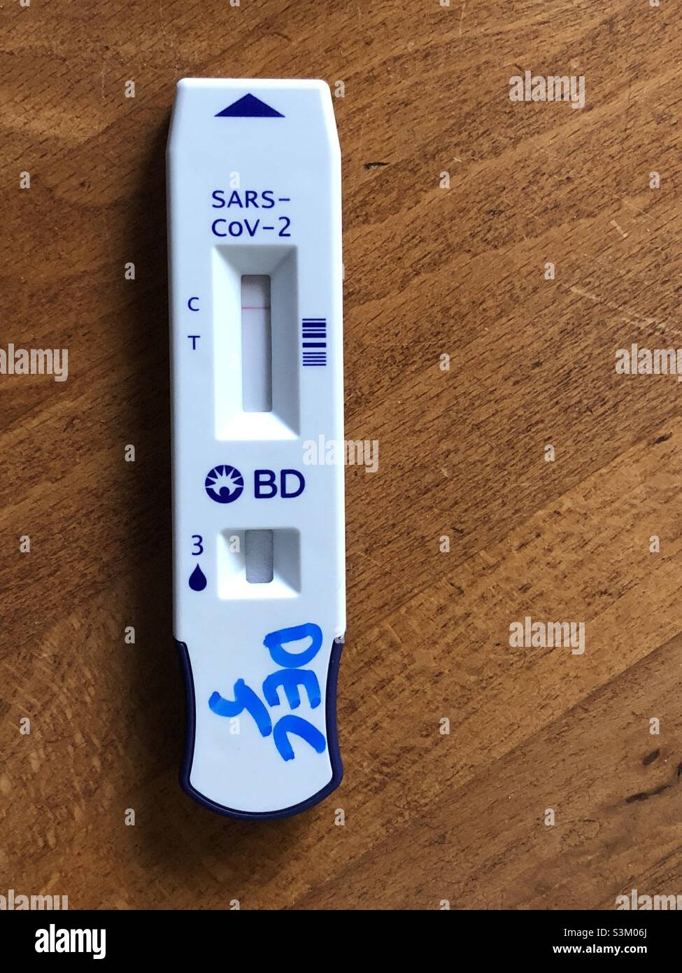 Risultato negativo COV-2 test autodiagnostico rapido, 5 dicembre 2021. Una barra rossa significa "negativo". Due barre significano "positivo". - Immagine stock catturata con smartphone