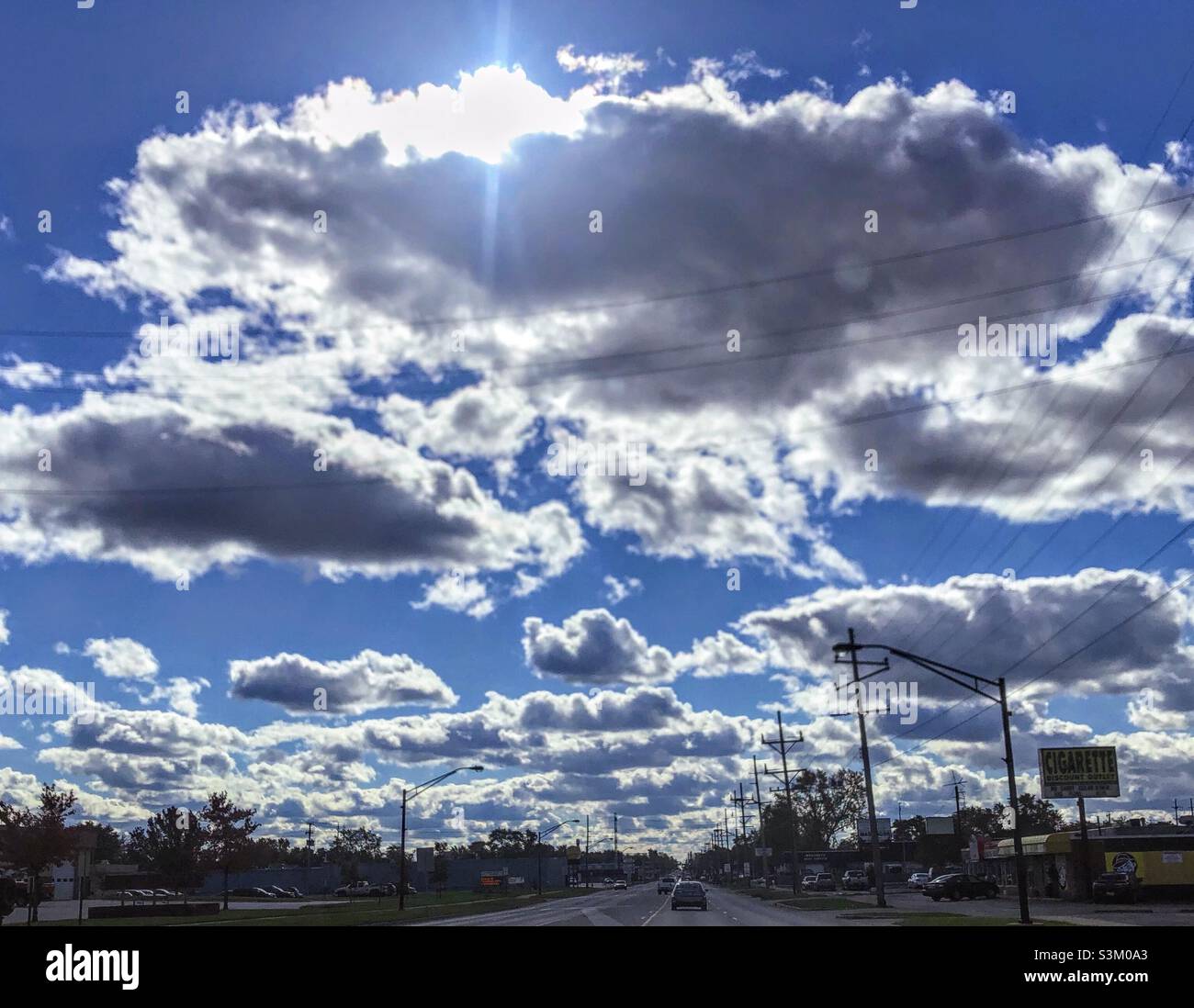 Bolle le nuvole in un cielo blu brillante. Street in Highland IN Foto Stock