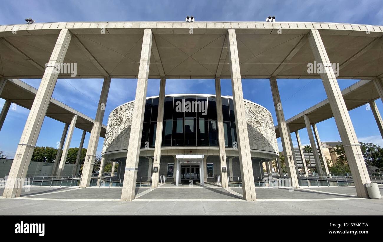 LOS ANGELES, CA, FEBBRAIO 2021: Vista grandangolare, guardando verso l'alto al Mark Taper Forum presso il Music Center in Downtown Foto Stock