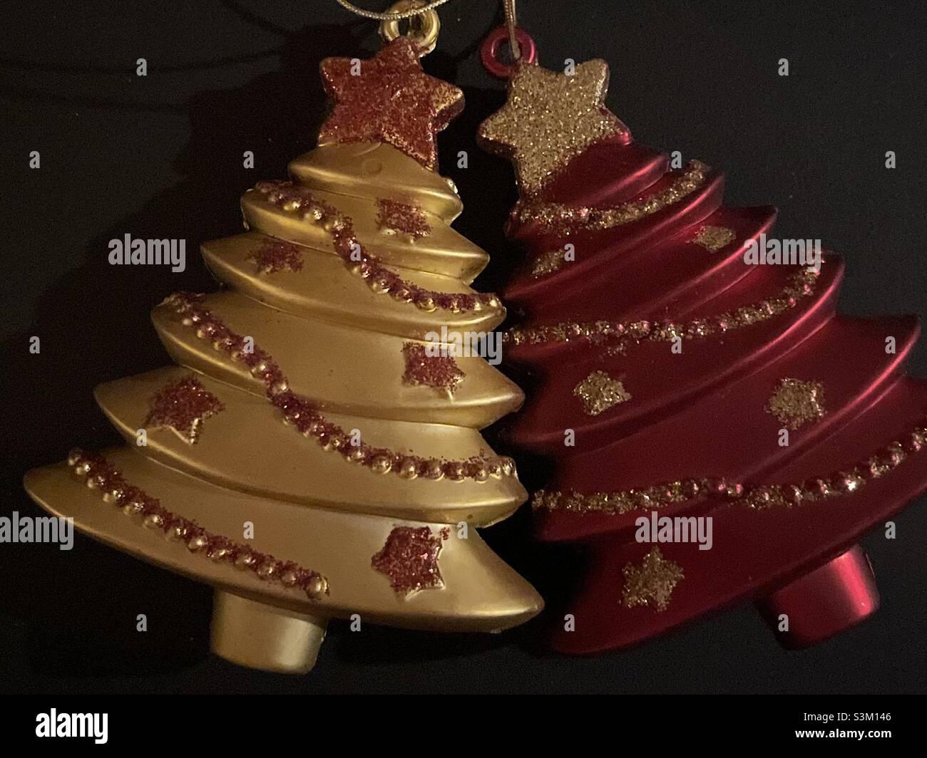 Coppia di decorazioni in plastica vintage dell'albero di Natale - baubles del 1980s Foto Stock