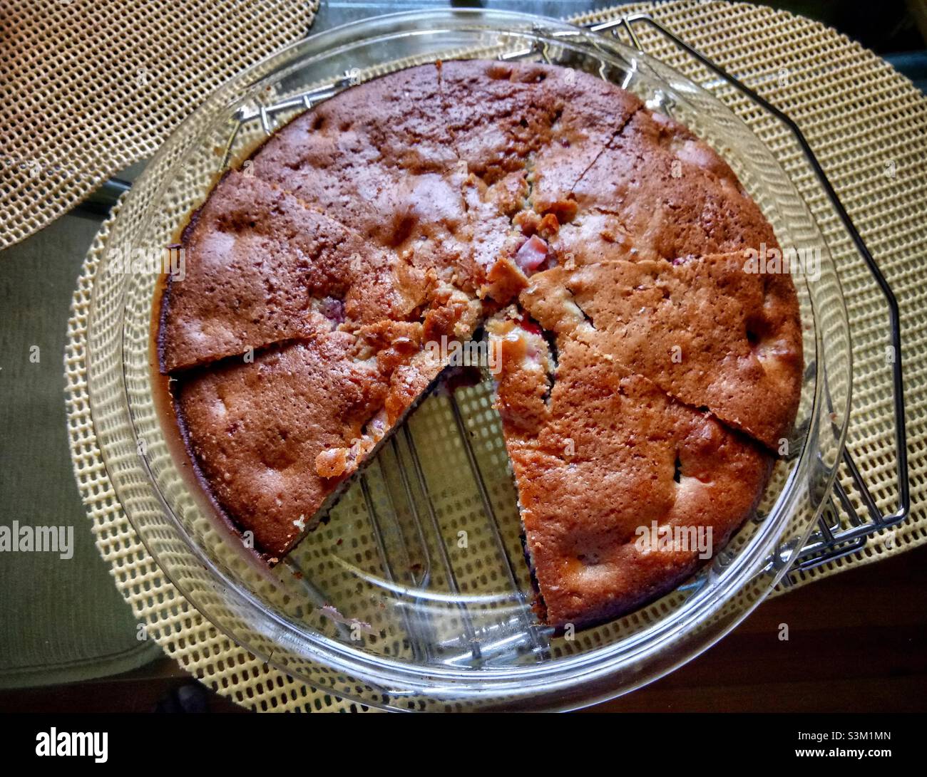 Torta di mirtilli e fragole in un piatto di cottura in vetro chiaro. - Immagine stock catturata con smartphone
