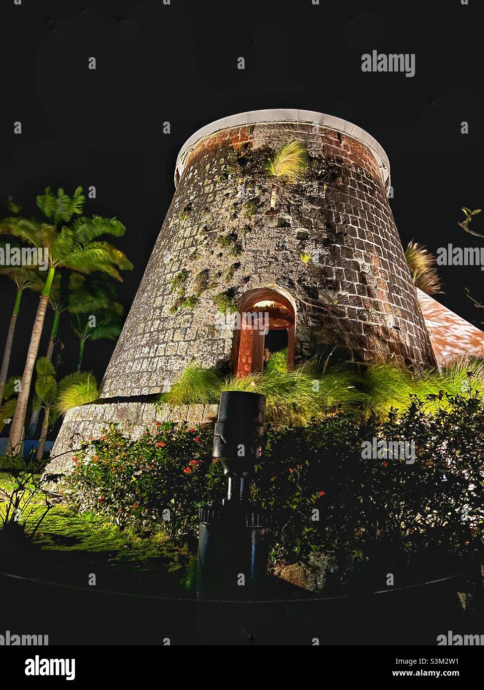 Old Sugar Mill si è acceso di notte al Montpelier Plantation Inn, Nevis Island, West Indies Foto Stock