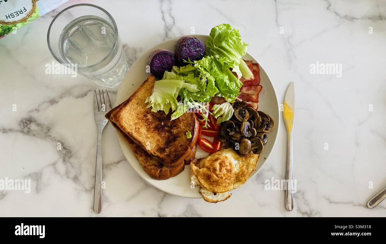 Brunch domenicale a casa - Immagine stock catturata con smartphone