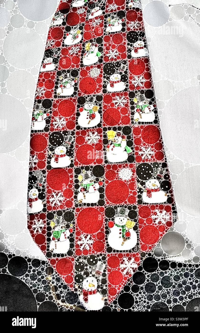 Una vista ravvicinata di un uomo che indossa una camicia bianca e una cravatta natalizia rossa a tema natalizio con pupazzi di neve e fiocchi di neve. Effetto astratto tramite IOS app percolator. Foto Stock
