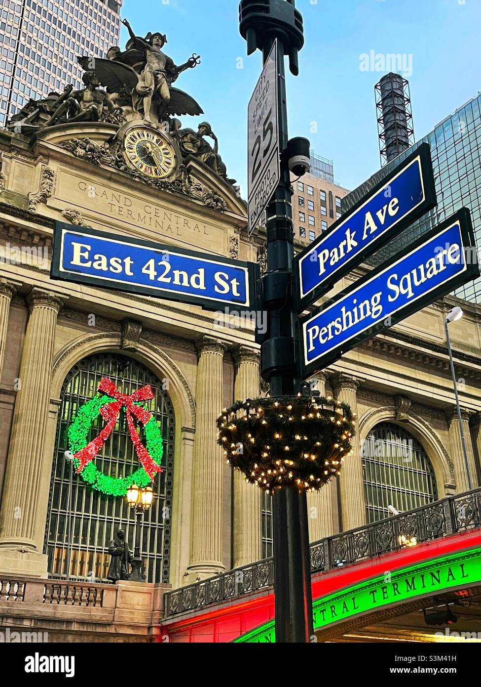 Cartelli illuminati all'incrocio tra E. 42nd St. E Park Avenue a Pershing Square durante le festività, 2021, New York City, Stati Uniti Foto Stock