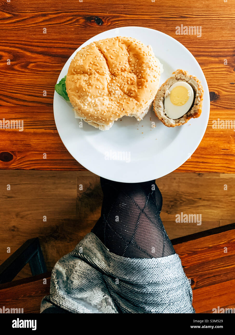 Vista dall'alto di una donna che ha il pranzo Foto Stock
