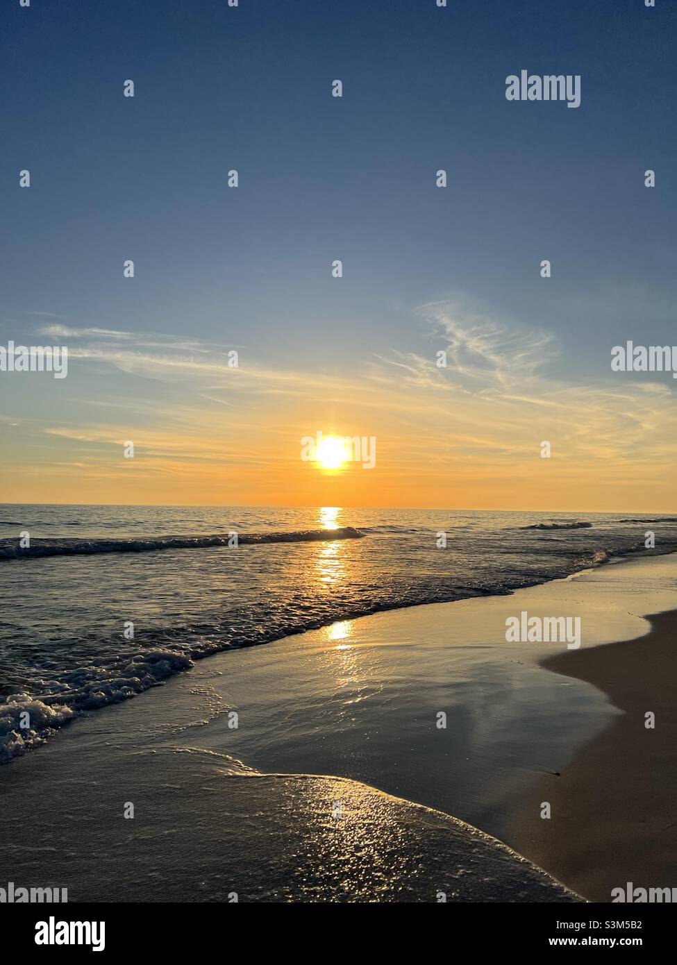 Tramonto d'oro sul Golfo del Messico acqua Destin Florida Foto Stock