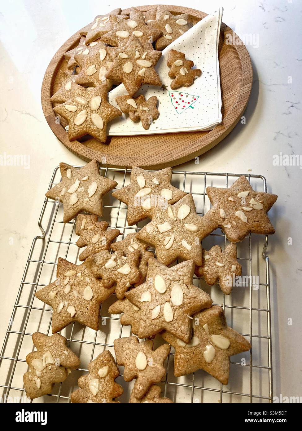 Biscotti di Natale appena sfornati Foto Stock