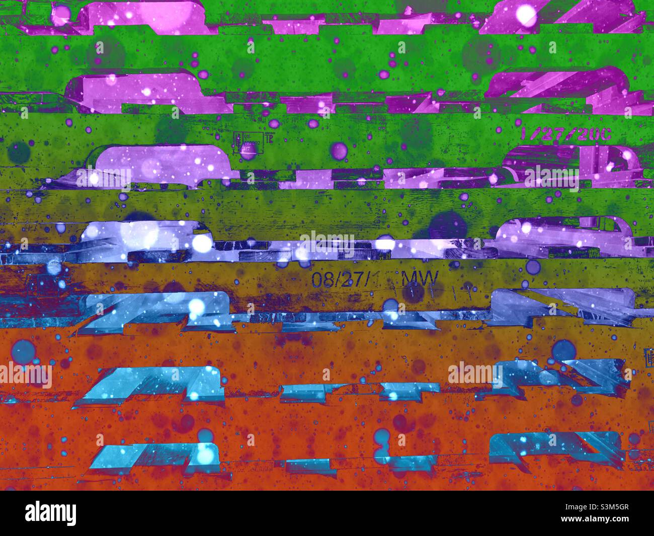 Una vista laterale di una pila di pallet in legno sul molo di un impianto di stampa nello Utah, USA. L'app IOS Shift è stata utilizzata per creare effetti di colore invertito e grunge. Foto Stock