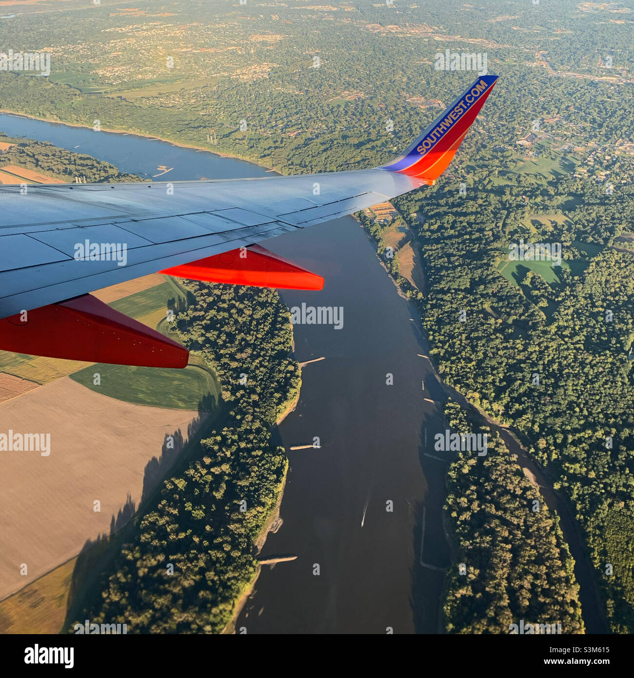 Settembre, 2021, l'ala di un aereo Southwest Air che vola da Saint Louis, Missouri, Stati Uniti, Nord America - Immagine stock catturata con smartphone