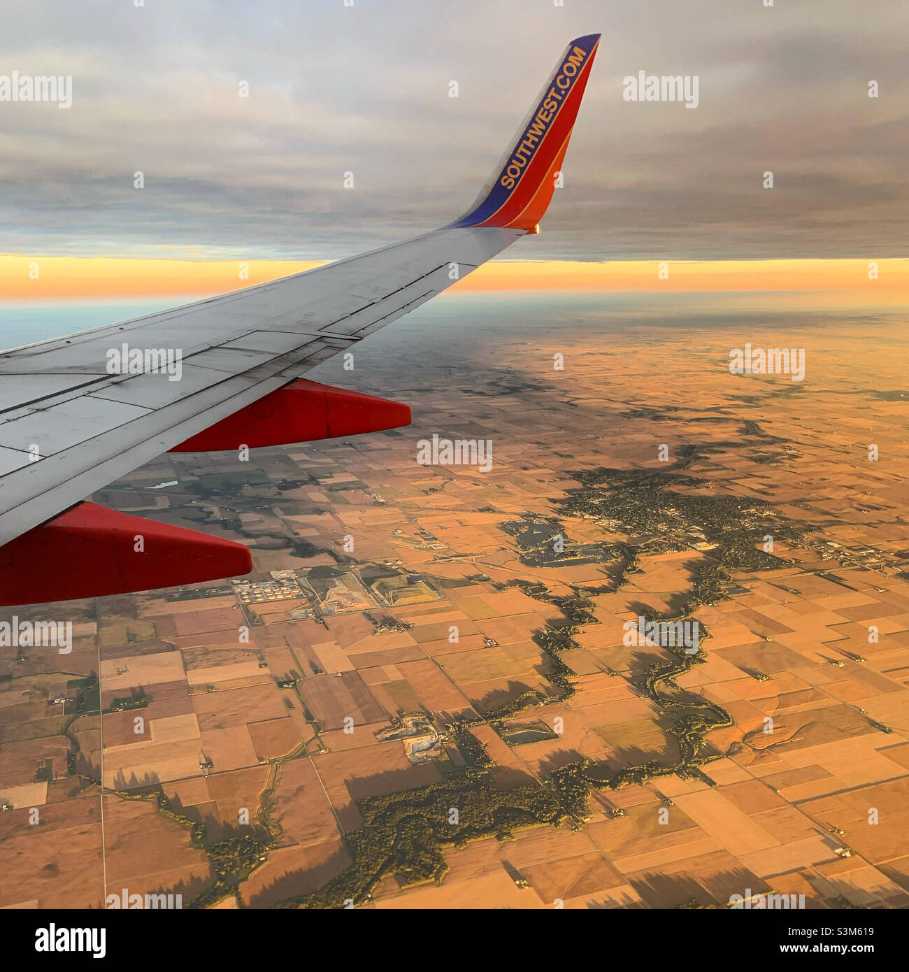 Settembre, 2021, l'ala di un aereo Southwest Airlines su un paesaggio Midwest al tramonto, Stati Uniti, Nord America - Immagine stock catturata con smartphone