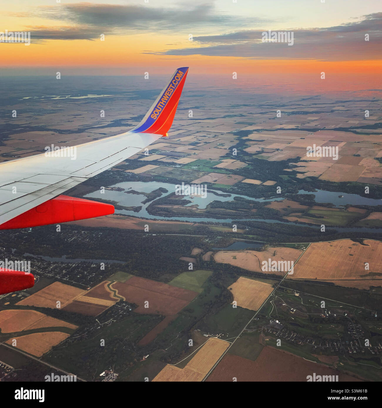 Settembre, 2021, l'ala di un aereo Southwest Airlines su un paesaggio Midwest al tramonto, Stati Uniti, Nord America - Immagine stock catturata con smartphone