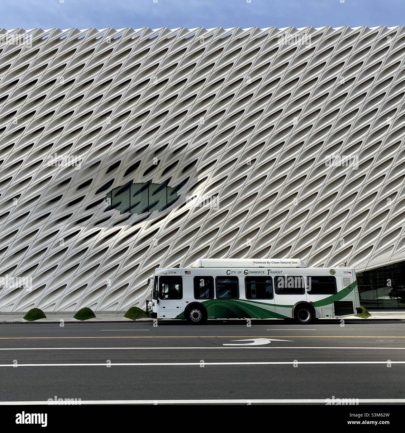 LOS ANGELES, CA, FEBBRAIO 2021: Il museo d'arte con un autobus si fermò sulla strada fuori in centro. Composizione quadrata - Immagine stock catturata con smartphone