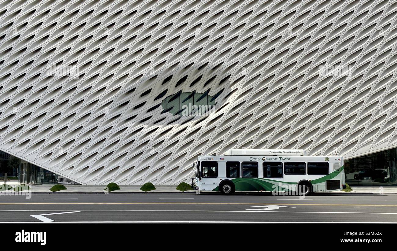 LOS ANGELES, CA, FEBBRAIO 2021: Il museo d'arte con un autobus si fermò sulla strada fuori in centro. Composizione rettangolare - Immagine stock catturata con smartphone