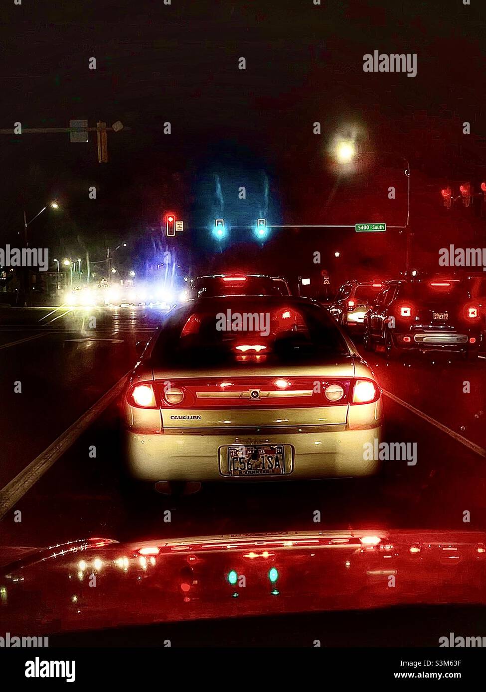 Bloccato nel traffico notturno ad un incrocio nello Utah, USA. E’ chiaro come la “cecità notturna” possa essere un problema per alcune persone, con tutte le luci variegate e contrastanti, i riflessi e il bagliore. Foto Stock
