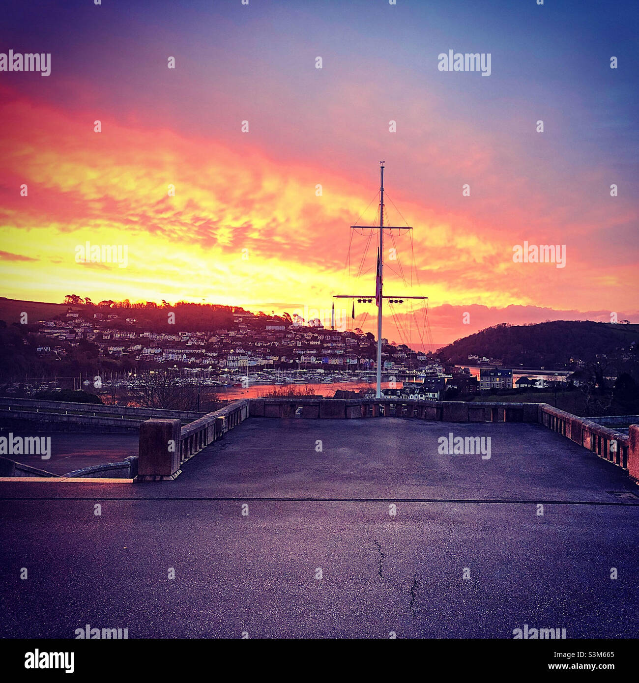 Alba su Dartmouth e Kingswear al BRNC. College di addestramento ufficiale per la Marina reale britannica - Immagine stock catturata con smartphone