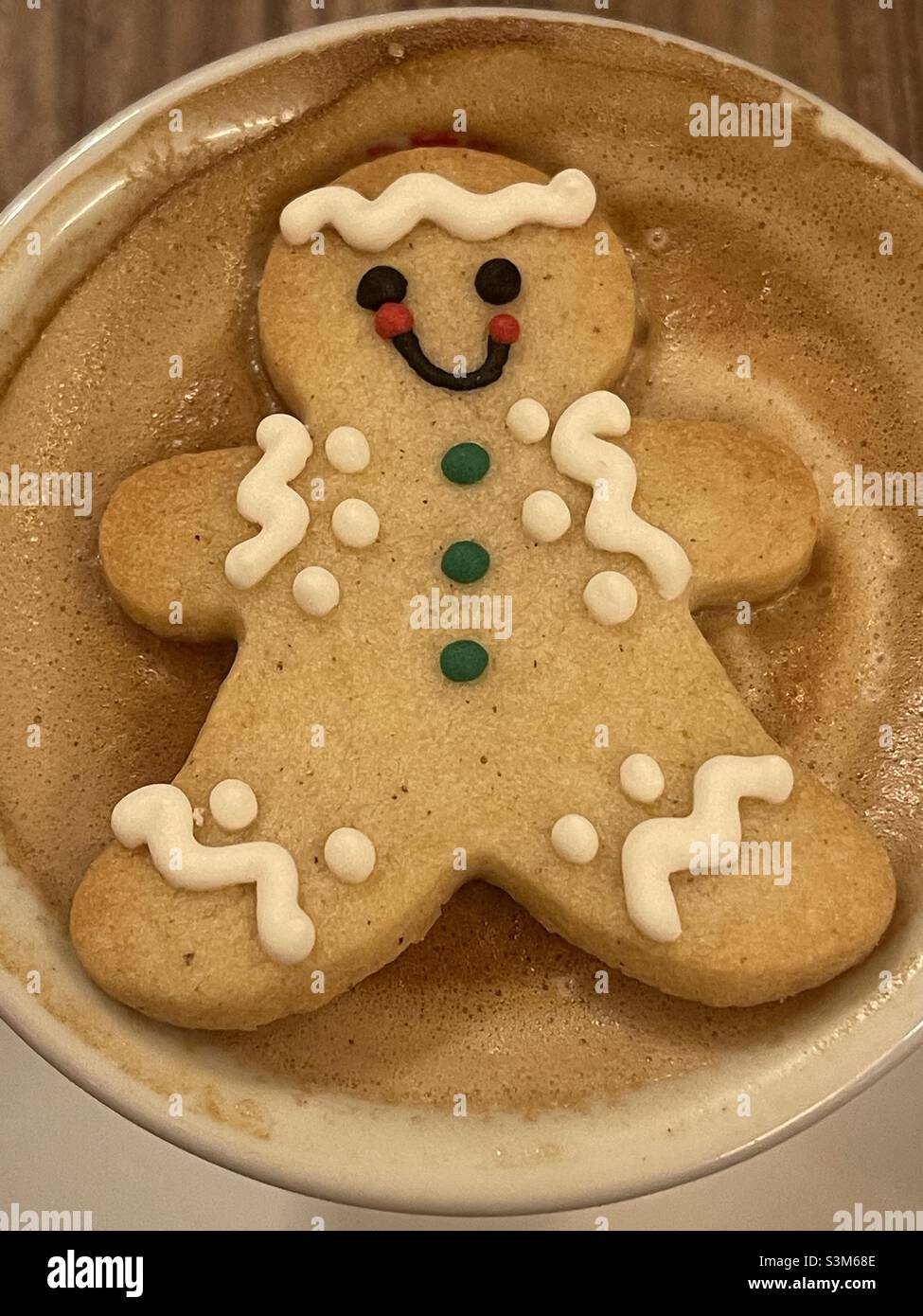 In attesa di Natale con un dolce biscotto di pan di zenzero in un cappuccino Foto Stock