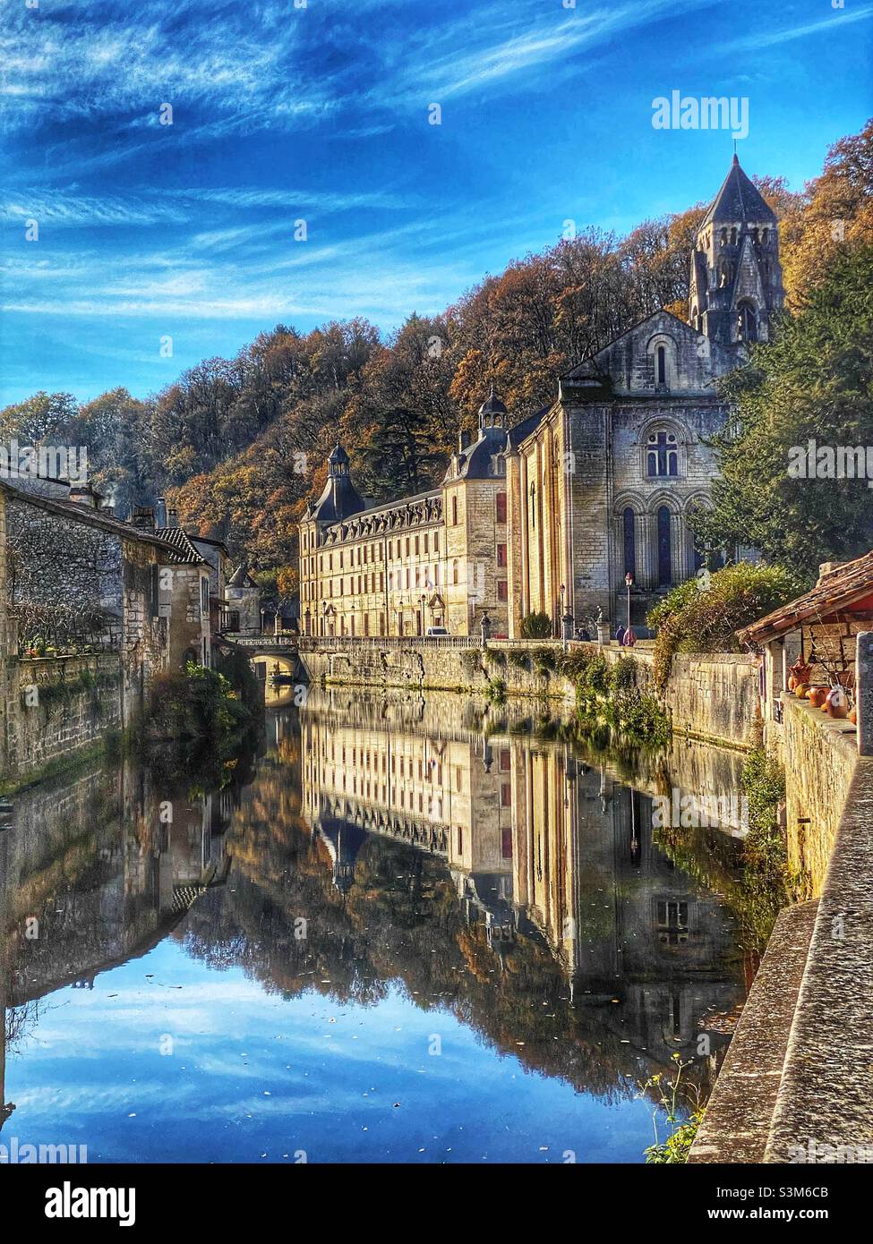Il fiume Dronne a Brantome, Francia Foto Stock