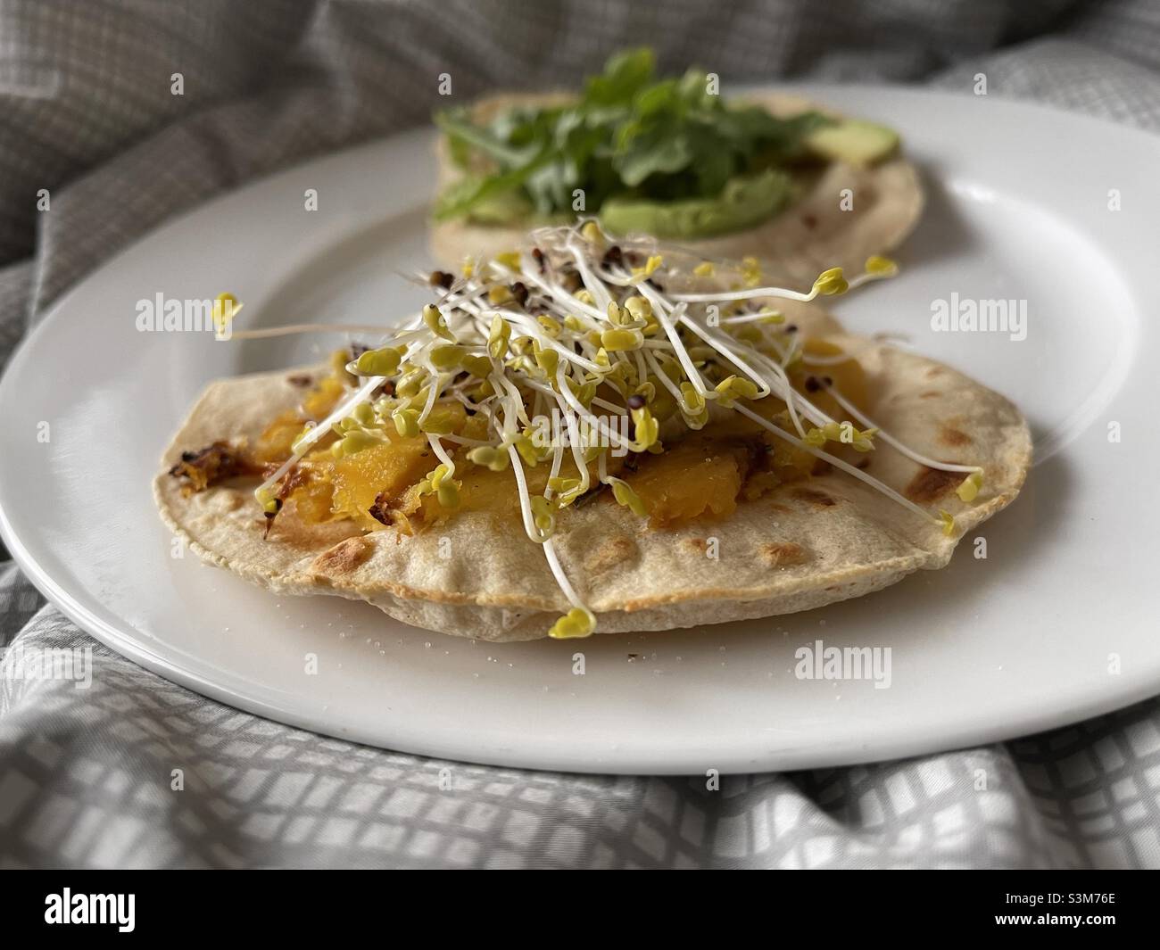 Piccoli tacos vegani con germogli freschi Foto Stock