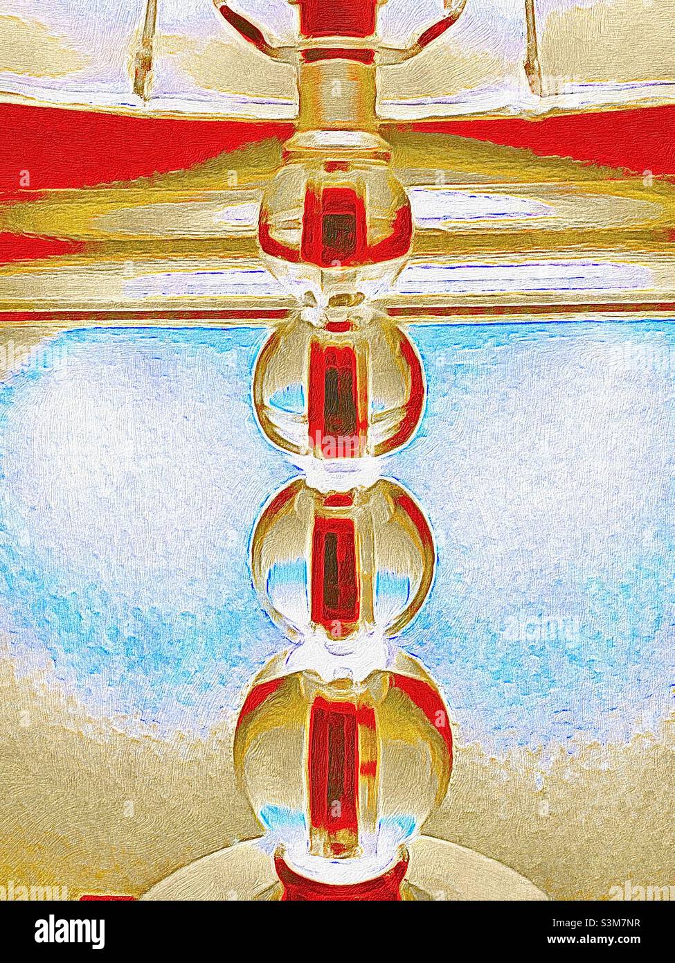 Il corpo di una lampada di casa rende un interessante abstract contro una luce parete interna di stanza. L'app IOS è stata utilizzata per creare questa colorazione pittorica di rosso, oro e blu chiaro. - Immagine stock catturata con smartphone