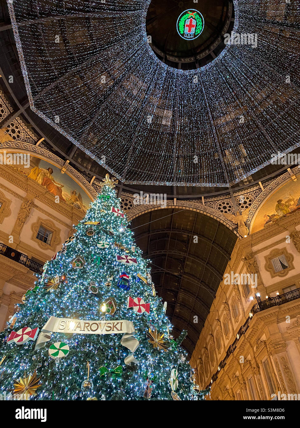 Il bellissimo albero di Natale Swarovski 2021, presso la Galleria Vittorio Emanuele di Milano. Foto Stock