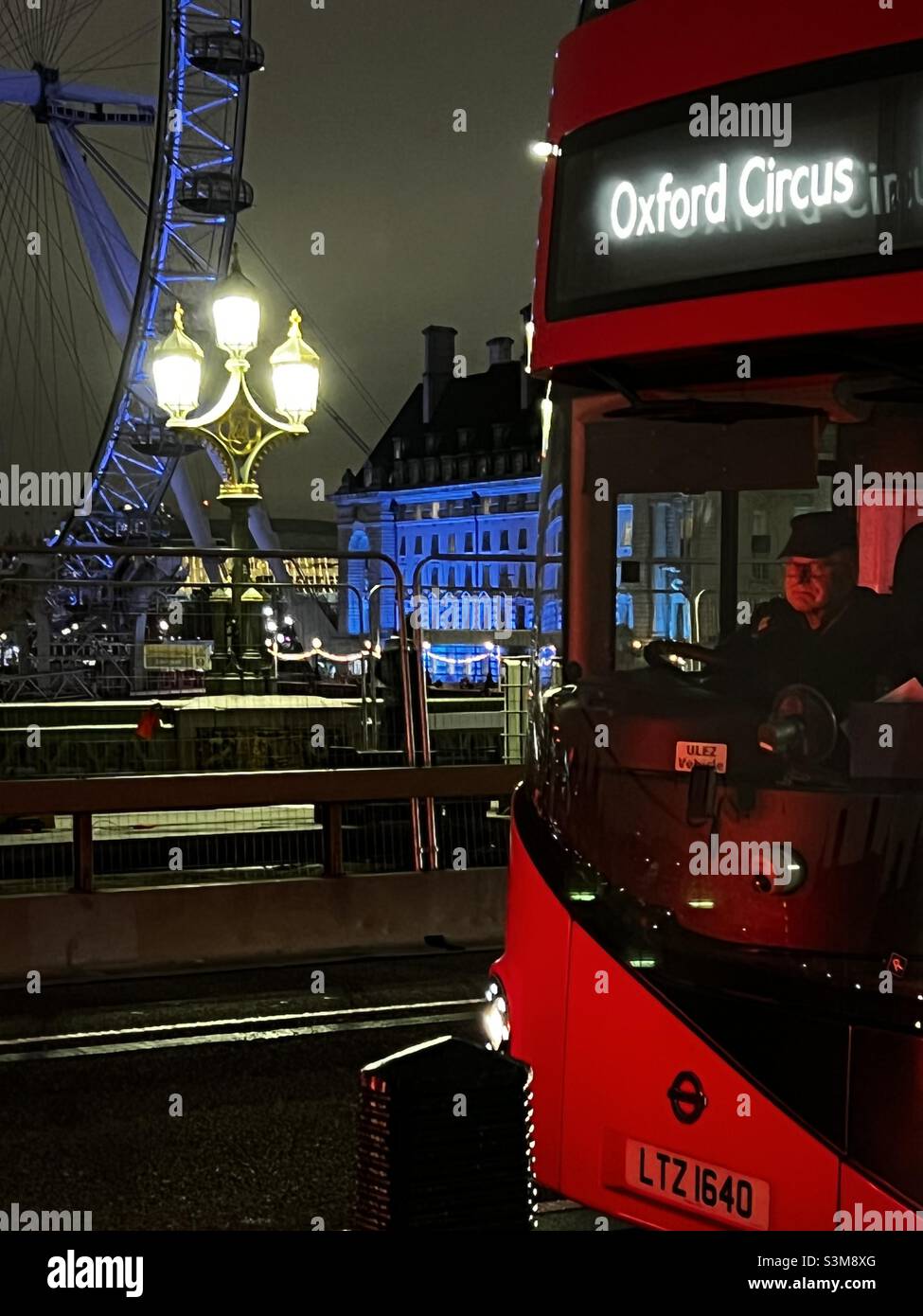 Autobus di Londra di notte vicino al London Eye Foto Stock