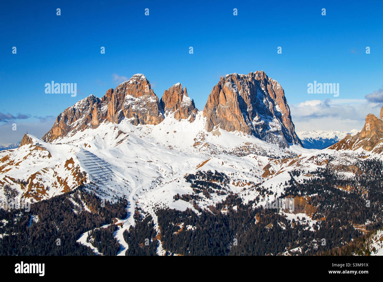 Dolomiti d'Italia montagna Fassatal Sassolungo con le cime Spallone, Punta Grohmann e cinque dita a fine inverno in una meravigliosa luce notturna del sud tirolo Foto Stock