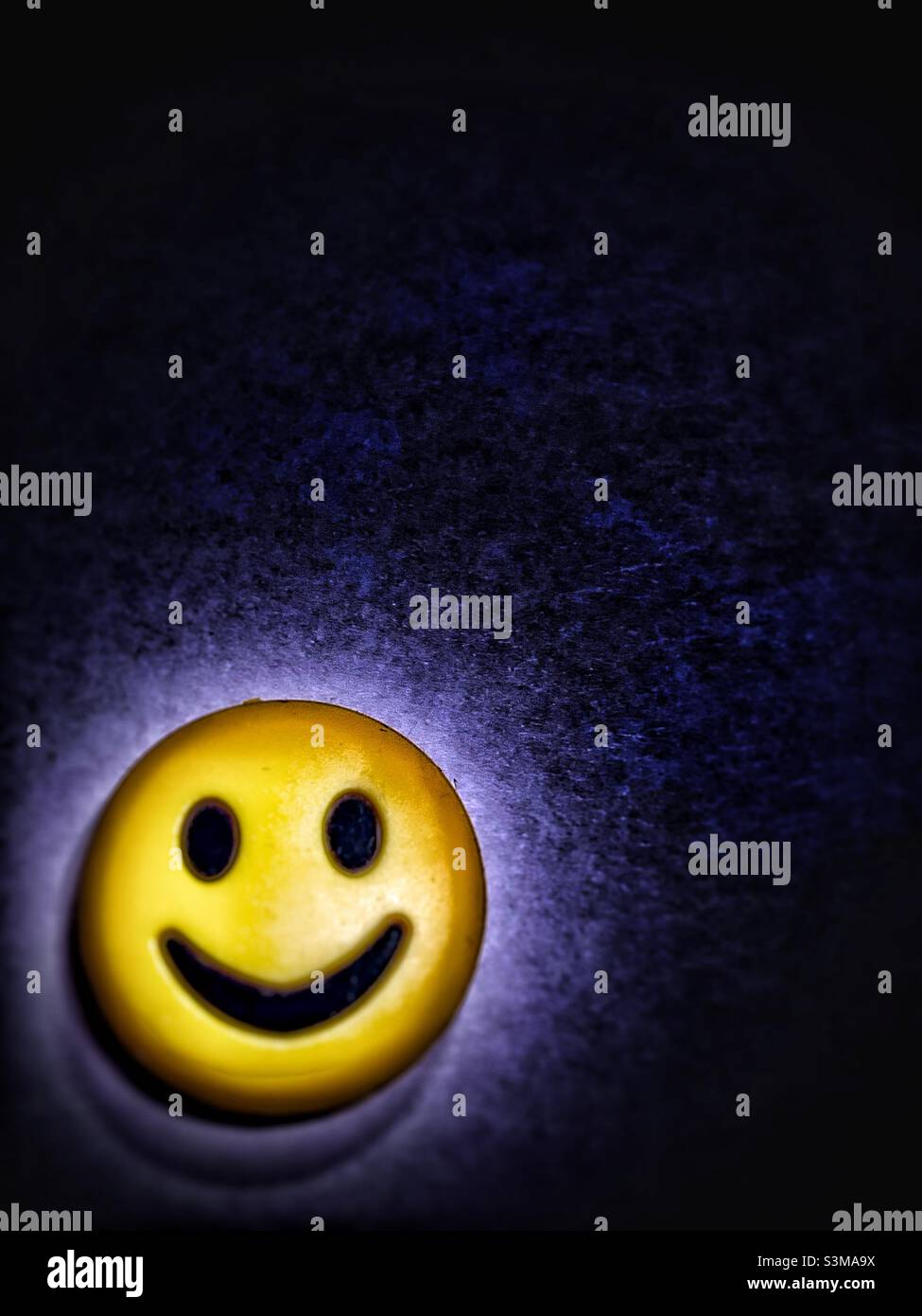 Faccia sorridente sul lato sinistro. Foto Stock