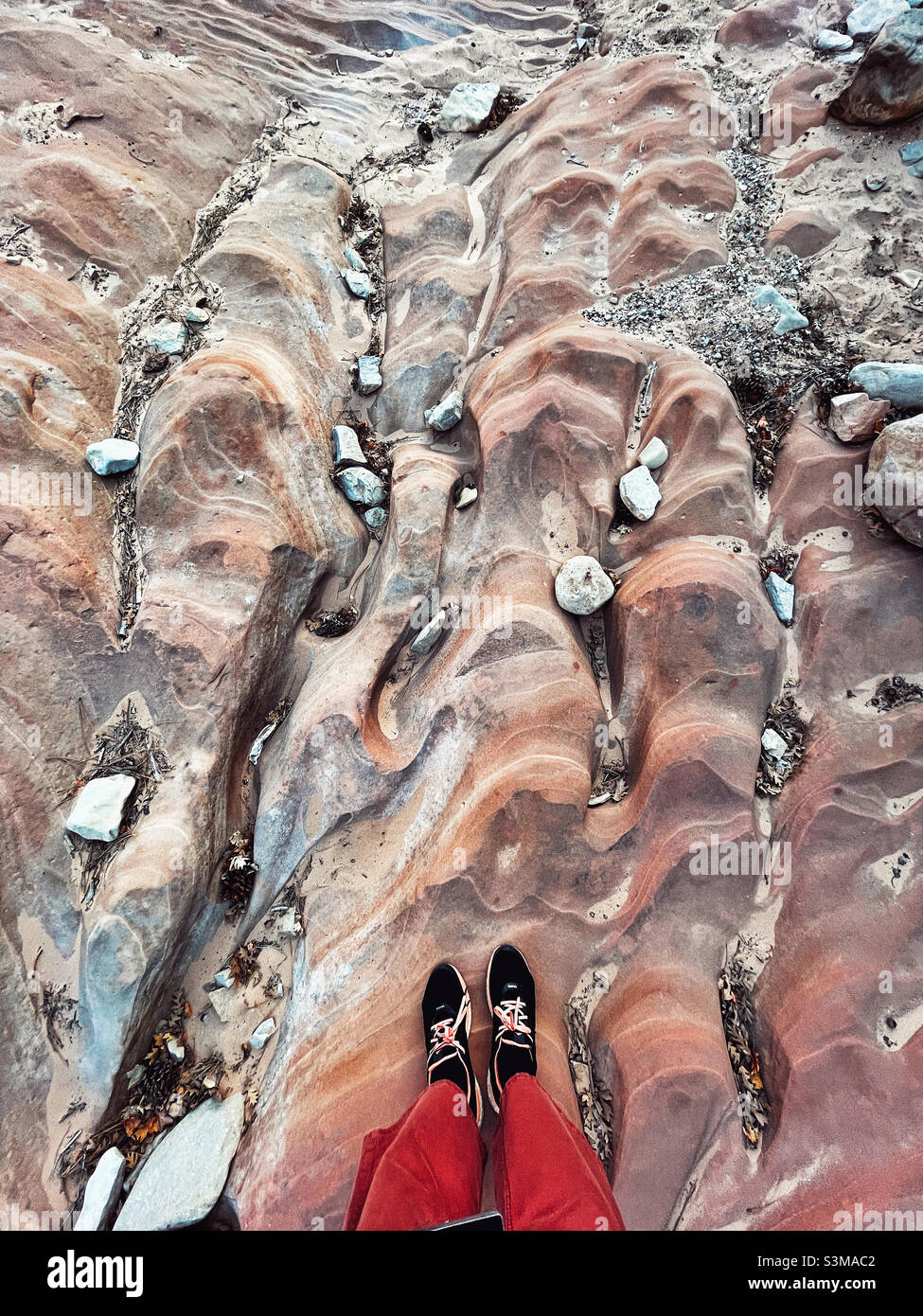Antiche formazioni di arenaria ai miei piedi Foto Stock