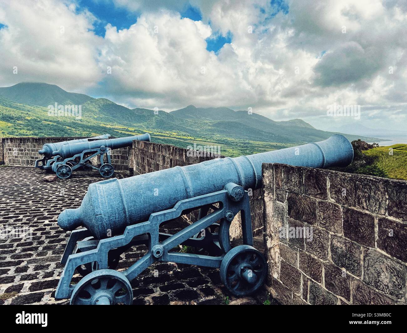 Brimstone Hill Fortress a St.Kitts nelle Indie Occidentali. Cannoni che si affacciano sul Mar dei Caraibi Foto Stock