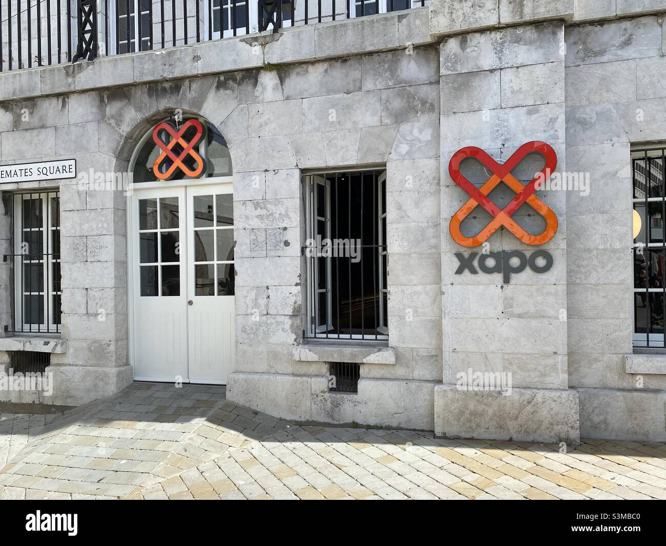 Edificio storico in piazza casemates, Gibilterra che detiene gli uffici della banca digitale, Xapo - Immagine stock catturata con smartphone