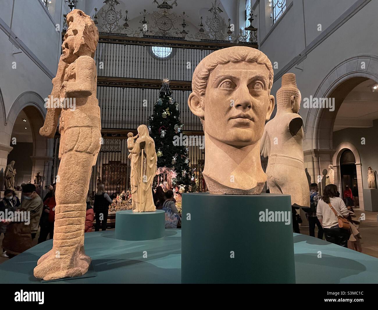 Statue nella Sala medievale della cultura al Metropolitan Museum of Art, New York City, Stati Uniti, 2021 - Immagine stock catturata con smartphone