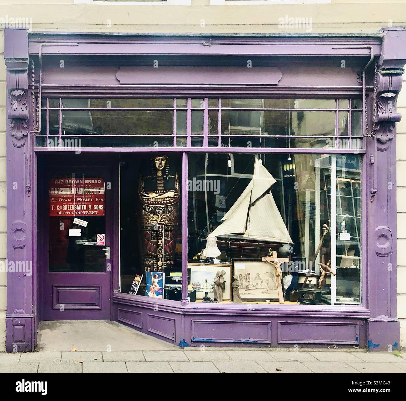 Negozio di antiquariato a Whitby, Inghilterra, che mostra un sarcofago egiziano e un modello di nave - Immagine stock catturata con smartphone