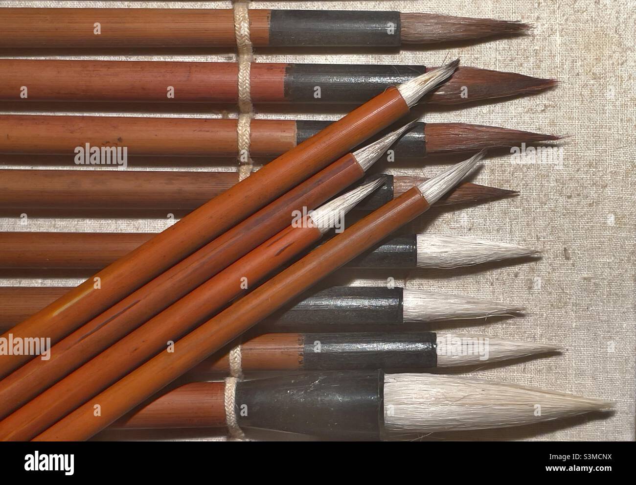 Un set di pennelli cinesi poco costosi per la scrittura Foto Stock