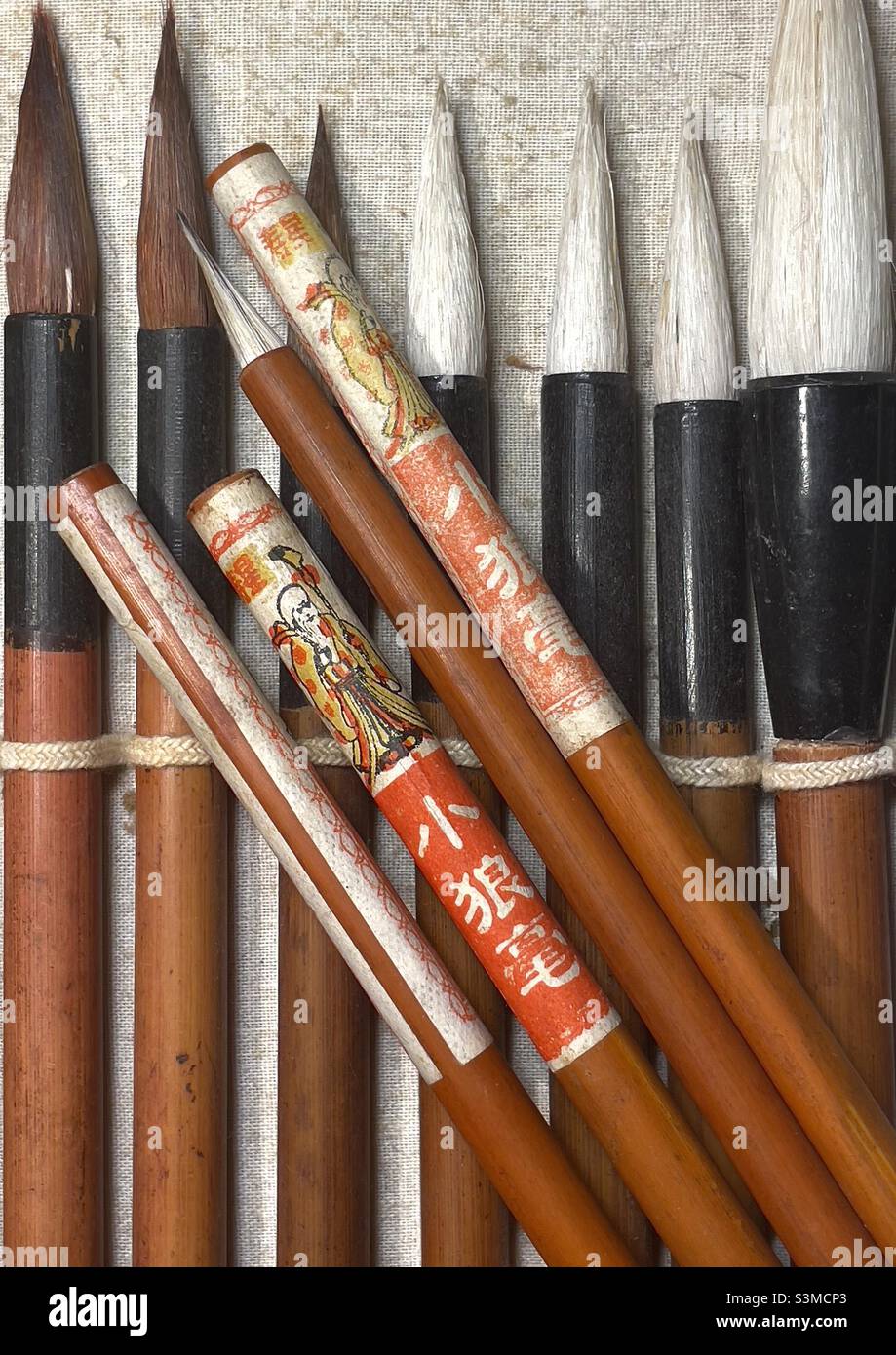 Un set di spazzole per scrittura cinesi con etichette decorative Foto Stock