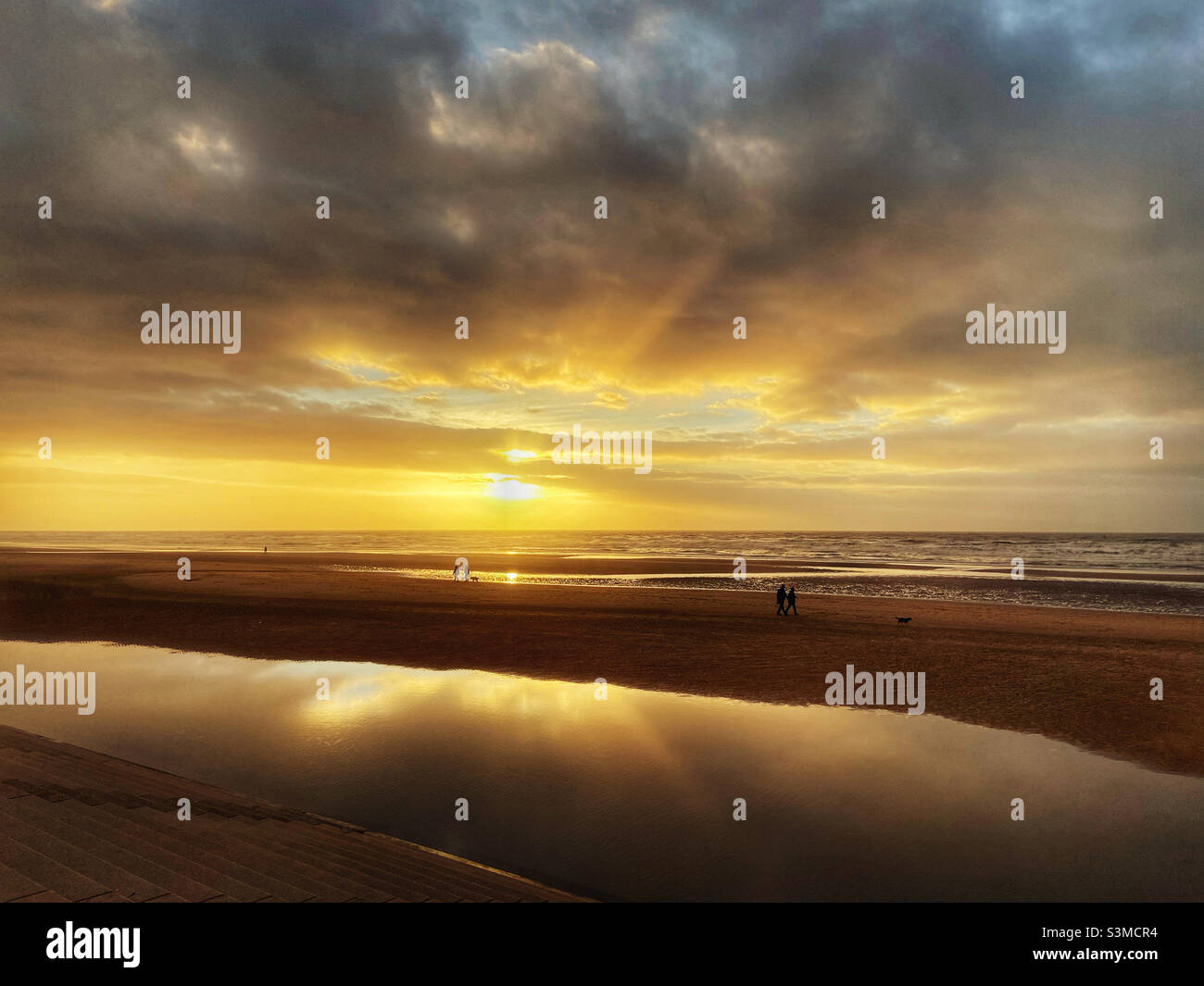 Tramonto sulla spiaggia di Blackpool con la bassa marea Foto Stock