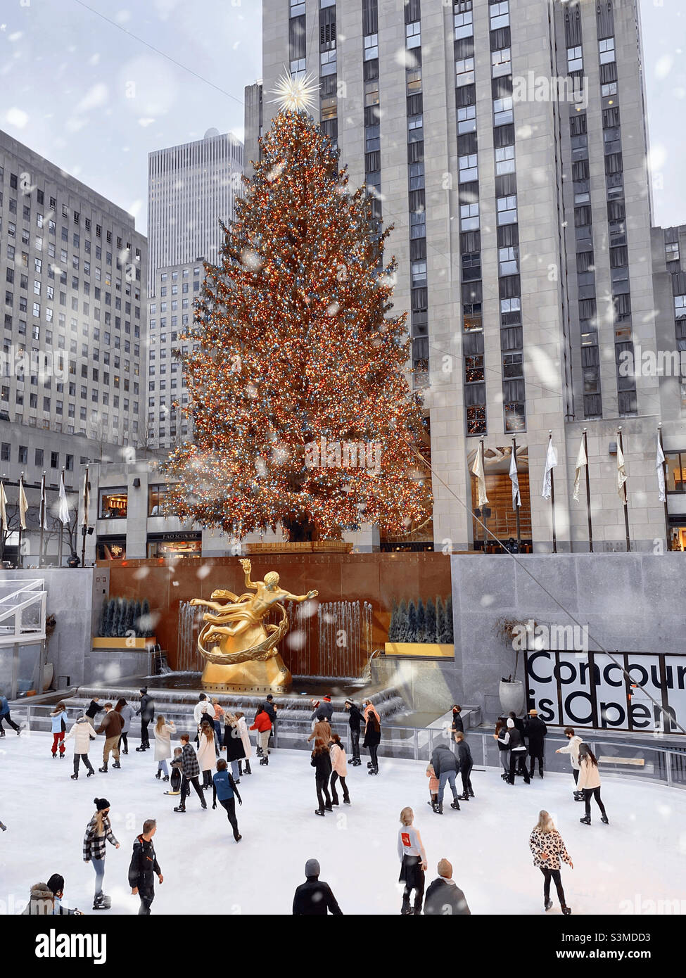 L'albero di Natale al Rockefeller Center è una delle principali attrazioni turistiche durante la stagione delle vacanze, New York City, 2021, USA - Immagine stock catturata con smartphone
