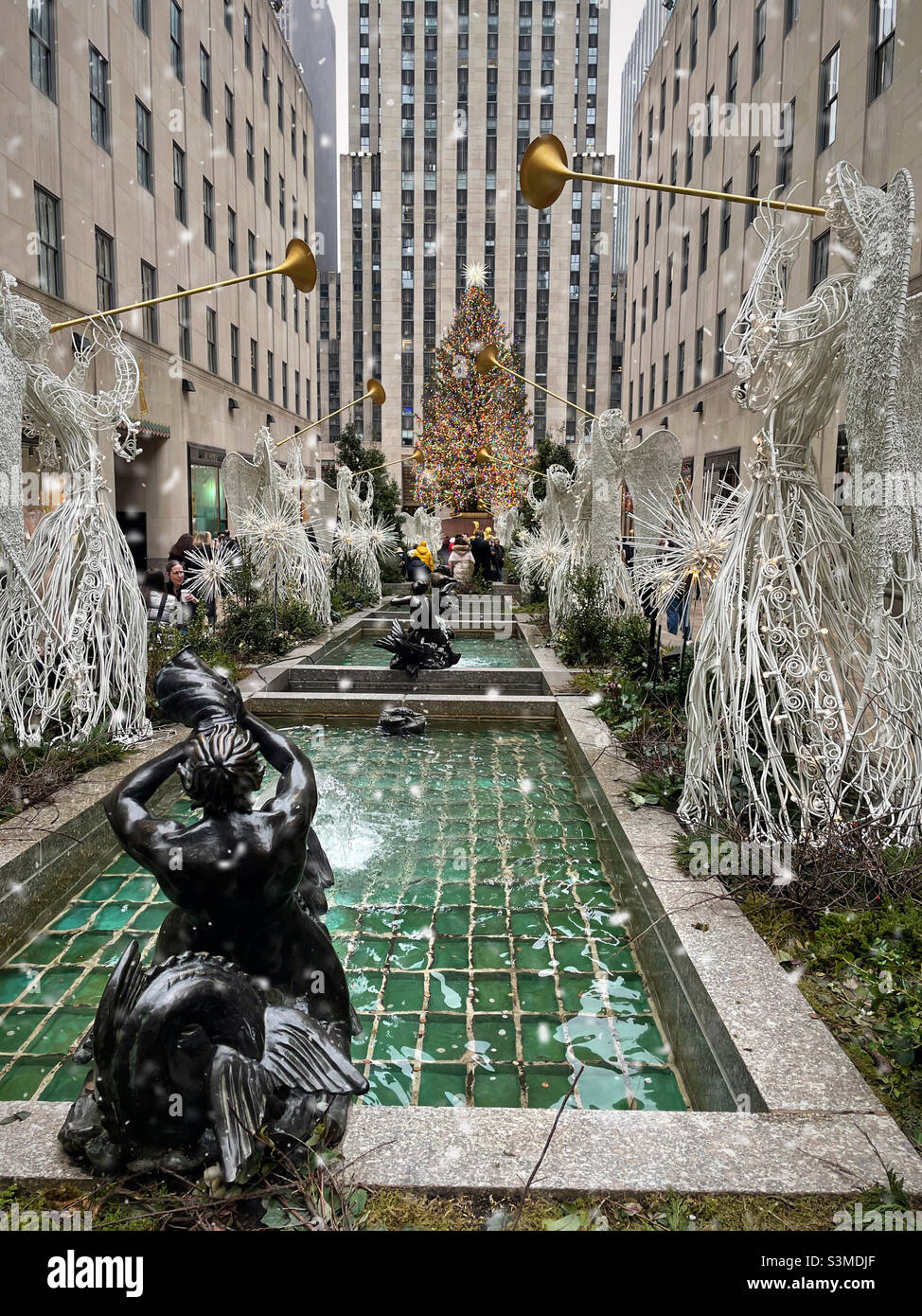 La neve cade sul canale giardino e il Rockefeller Center albero di Natale durante la stagione delle vacanze, 2021, New York City, USA Foto Stock