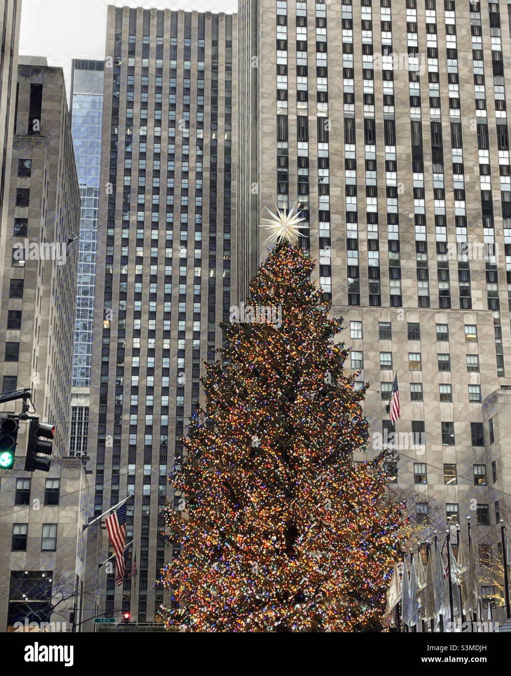 L'iconico albero di Natale al Rockefeller Center brilla in modo brillante durante la stagione delle vacanze, 2021, New York City, Stati Uniti Foto Stock