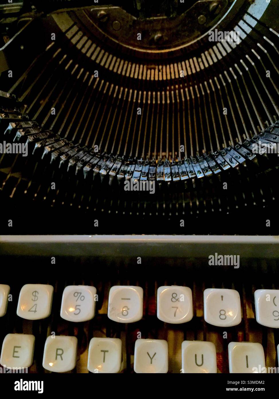 Tastiera QWERTY e una serie completa di tasti su una macchina da scrivere manuale. Allo stato dell'arte per il suo tempo, ormai obsoleto. Dettaglio. Condizioni di lavoro. - Immagine stock catturata con smartphone