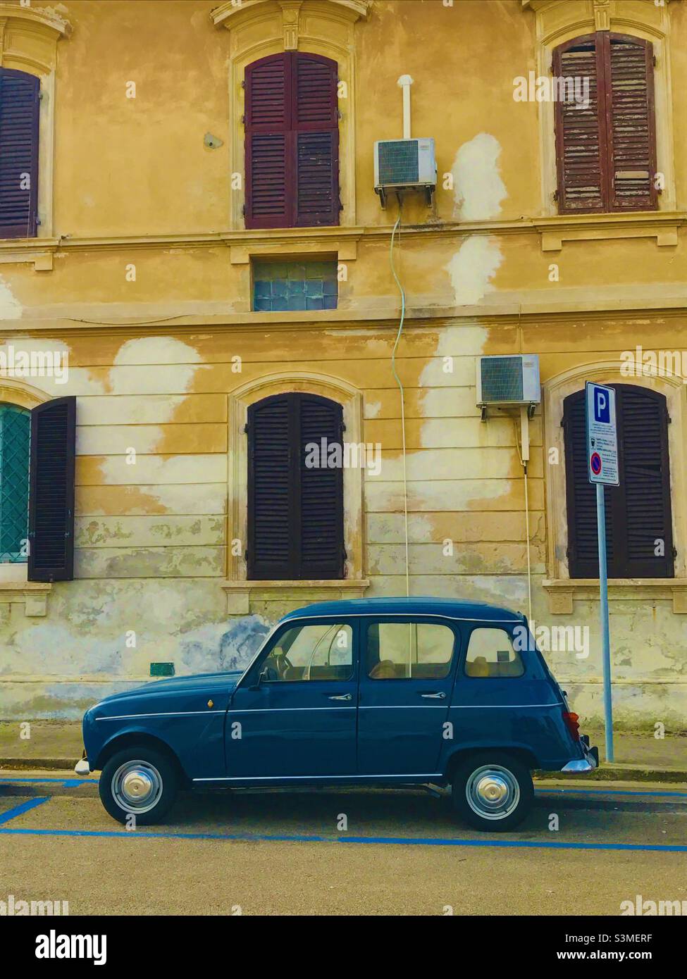 Auto vecchia in Pizza Foto Stock