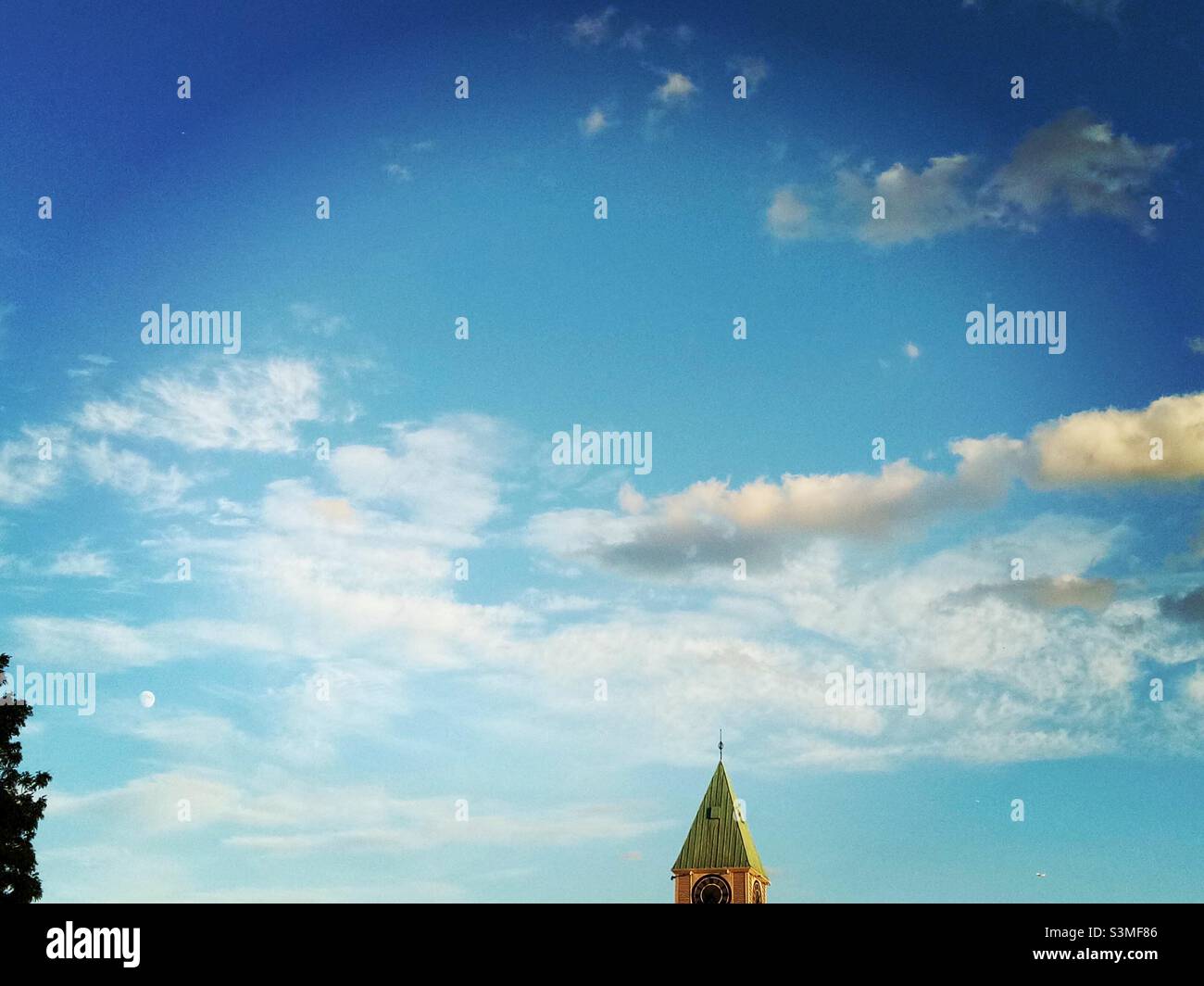 Punta dell'edificio e della luna. - Immagine stock catturata con smartphone