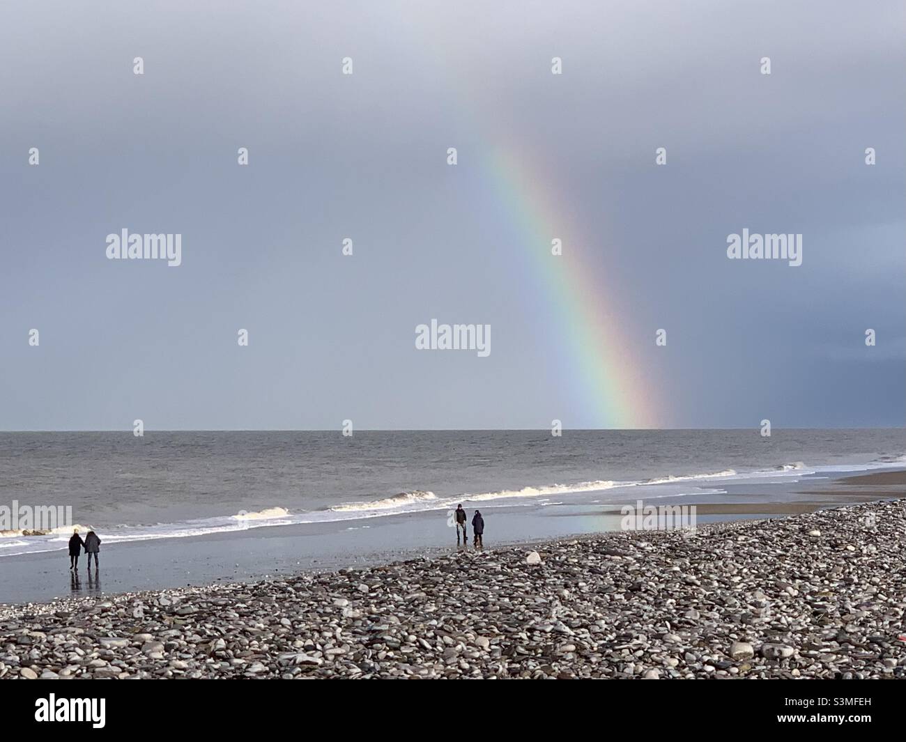 Un arcobaleno sulla spiaggia di Abergele. Gennaio 2022. Foto Stock