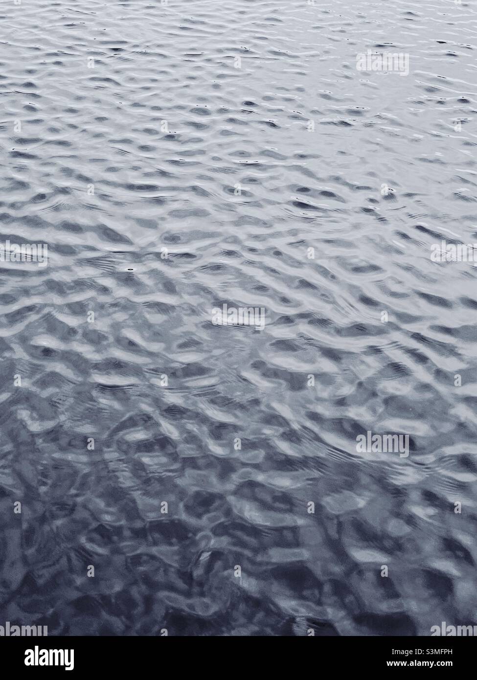 L'acqua increspa la texture astratta. - Immagine stock catturata con smartphone