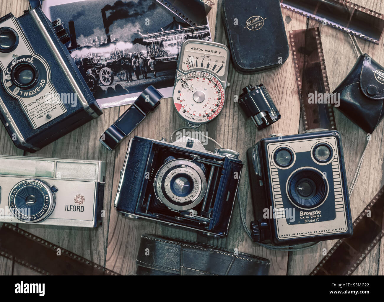 Macchina fotografica vintage e accessori piatta poggiano su sfondo di legno  Foto stock - Alamy